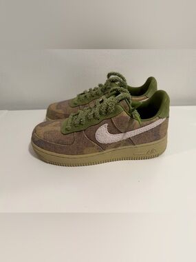 Nike Kids Olive Green and Tan Camouflage Low-Top Sneakers
